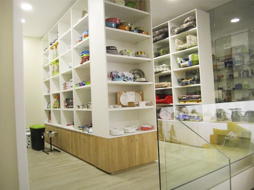 Interior de nuestra tienda física, sección de comederos